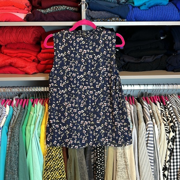 CeCe navy with flowers/gold metallic threads sleeveless v neck blouse size M - Picture 3 of 3